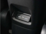 ◆後席用USBチャージャー◆後席用にも設置されており、長時間のドライブも安心です。