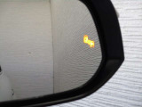 隣車線を走る車両をレーダーで検知し、ドアミラーでは確認しにくい後側方エリアに存在する車両に加え、急接近してくる車両も検知します。車両を検知するとドアミラーに搭載されたLEDインジケーターが点灯します。