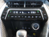 左右独立温度コントロールフルオートエアコンです。運転席、助手席それぞれで独立して温度設定ができます。冷え性の方が乗っても安心ですね♪