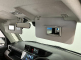 【サンバイザー】車内で身だしなみを整えるためのバニティミラーがセット。お化粧直しや髪型のチェックに活用できます。