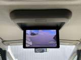 後席フリップダウンモニター装備。2、3rdシートに乗車の方がTV。DVDの視聴ができます
