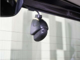 ◆リアにもドライブレコーダーを装備しております◆映像・音声などを記録する自動車用の装置です。もしもの事故の際の記録はもちろん、旅行の際の思い出としてドライブの映像を楽しむことができます。