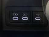 充電用USB端子付き。スマートフォンなどの充電に便利です。