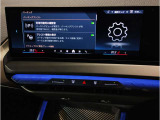 【ⅰドライブナビゲーション】文字情報も鮮明に表示する高解像度カラーディスプレイを採用。視認性に優れた地図デザインと特徴的な建造物を目印にした描写表示で現在位置を把握できます。地図データの更新も可能です