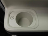 ホットドリンクをちょうどいい温度でキープしてくれる保温機能付きのホッとカップホルダー(前席)。ほっこり快適にドライブをサポート。
