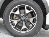 純正17インチアルミホイール。 タイヤサイズは225/60R17。