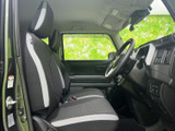 前席は座面と背もたれに柄をあしらい、明るい色のアクセントが車内の印象を引き締めます。前方や側方の窓から外を見渡せ、運転席・助手席とも落ち着いて過ごせます。