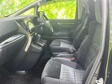 前席は視界を確保しやすいレイアウトで、運転席まわりも見渡しやすくまとまっています。座面にはゆとりがあり、落ち着いた色合いの室内で快適にお過ごしいただけます。