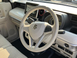 手になじみやすい形状で、運転席からメーターや前方を見渡しながら扱えます。スポーク部分にはスイッチも備わり、手元で必要な操作を行いやすい配置です。