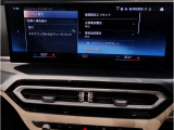 【ⅰドライブナビゲーション】文字情報も鮮明に表示する高解像度カラーディスプレイを採用。視認性に優れた地図デザインと特徴的な建造物を目印にした描写表示で現在位置を把握できます。地図データの更新も可能です