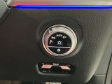 メモリー付きパワーシートが装備されている車両はシートの位置・ドアミラーの角度・ハンドルの位置を3名まで記憶出来ます。