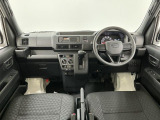 【インパネ】運転のしやすさを最優先に設計された見晴らしの良いフロントビュー。車両間隔が掴みやすく狭い道でも安心♪「安全」と「品質」を最優先に、安心してお乗りいただけるクルマを提供いたします。