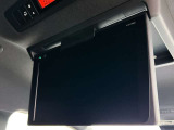 後部座席用のモニターも付いています。移動中も退屈せずに楽しめますね!