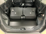【ラゲージフロア】お客様に気持ち良く乗っていただけるよう、工具を使わず取り外せる部品は全て取り外し清掃しております。シート可動の場合は、シートを動かし裏側まで清掃を行っております。
