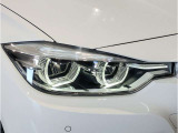 【LEDヘッドライト】先進のLEDテクノロジーを採用。放射される白色光の周波特性は太陽光に近く、バイキセノン・ヘッドライトを上回るコントラストで更に明るく輝きます!