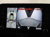 車両周辺を真上から見たような広範囲の映像を表示し、安全運転をサポートする「パノラミックビューモニター」を装備しています。