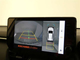 【全周囲モニター】車を上空から見下ろしたような映像をカーナビ画面に映し出し、車庫入れや縦列駐車をサポートしてくれます。