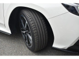 タイヤサイズは225/45R18です。