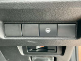 セーフティ・シールドスイッチを装備!インテリジェント LI(車線逸脱防止支援)などの運転支援機能をON/OFFできるスイッチです。車線からはみ出しそうな場面で運転操作をサポートし安心感のあるドライブを支えます