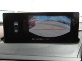 カラーで後方映像をモニターに映し出してくれるので、ショッピングモールのような狭い駐車場であったとしても障害物を見つけ、楽々駐車することができますね。
