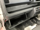 グローブボックスなどの多彩で便利な収納が設けられています。