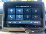 スマートフォン連携。  USBケーブルでスマホを接続し、Apple CarPlay や Android Autoを大画面で操作可能。 普段使っている地図アプリをそのままナビとして使えます。