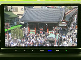 大きく見やすい画面で、停車中にテレビ番組を視聴できます。待ち時間を車内で過ごす際にも映像を楽しめる、日常のさまざまな場面で活用しやすい装備です。ぜひご検討ください。