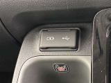 こちらのクルマはUSB接続コネクタも装備されています♪スマホの充電などにお使い下さい。ご旅行中での充電切れも、これなら心配いりませんね!