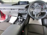 運転中でも指先の感覚だけでエアコンを操作できるダイヤル式です。視線を大きく動かす必要が無いため安全運転にも繋がるデザインですね♪
