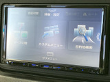 目的地検索やソース切替などのメニューが画面にまとまり、必要な項目を選びやすい構成です。タッチ操作で設定を確認でき、普段使いにも取り入れやすい装備です。