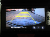 バックカメラの画像です。ガイドラインがスムースな車庫入れをサポートいたします。車庫入れの安心感がアップしますね。