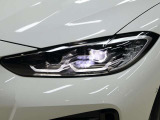 LEDヘッドライトは先進のLEDテクノロジーを採用。照射される白色光の周波性は太陽に近くバイキセノンヘッドライトを上回るコントラストでさらに明るく輝きます。