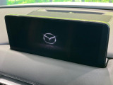 【10.25インチマツダコネクト】車内の雰囲気にマッチした大型ディスプレイ。スマホ接続でのナビ使用やBluetooth再生等、様々な機能が楽しめます。直感的なダイヤル操作が可能で、使い勝手も良好です。