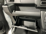 【収納部】パッと手に取りたい小物の置き場に便利。その他、沢山の収納部がございます。