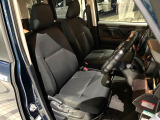運転席まわりには十分なスペースがあり、大柄な方でもゆったり運転していただける環境です。
