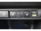 運転席と助手席には寒い日の肩や腰、冷えやすい下肢を温めてくれるシートヒーターが付いております!