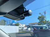 前方用ドライブレコーダーカメラが付いてます。