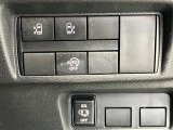 運転席側から両側スライドドアの開閉ができます