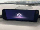 【10.25インチマツダコネクト】車内の雰囲気にマッチした大型ディスプレイ。スマホ接続でのナビ使用やBluetooth再生等、様々な機能が楽しめます。直感的なダイヤル操作が可能で、使い勝手も良好です。