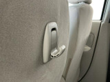 【フック】フックの用途は様々。手荷物のバッグや買い物袋、ビニール袋をぶら下げてゴミ箱にしても良いですね♪