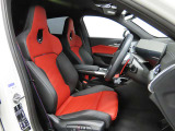 バケット・スタイルのM スポーツ・シートは、様々な調節機能を備え、運転席と助手席の乗員に優れたラテラル・サポートを提供します。