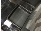 助手席の下に収納ボックスを装備