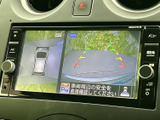 後方の映像に加えて車両周囲の表示もあり、駐車時に周囲の状況を画面で確認できます。ガイド線も表示されるため、後退時の位置合わせをサポートしてくれる装備です。