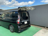 デュアルバックドアで後ろのスペースが少なくても荷物の出し入れ出来て大変便利です。