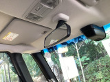 ルームミラーの前にシティブレーキアクティブシステム(低速域衝突軽減ブレーキ、誤発進抑制機能)のセンサーが、ピラーにはサイドカーテンエアバッグが付いたあんしんパッケージです。