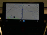 【見やすいナビ案内表示】スマートフォンの地図アプリを大画面に映し出してルート案内。使い慣れた操作感のまま目的地まで案内してくれるため、初めて走る遠方のお出かけ先でも迷わず走れます。