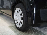 ◆純正ホイール装着車◆シンプルなデザインのホイールキャップ付きです。