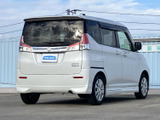 シンプルながらも、スタイリッシュなリアデザイン。テールライトの配置が、車の安定感を際立たせています。全体を包み込むようなフォルムです。