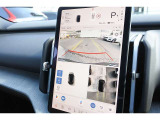 車載のカメラを駆使し、車を真上から見下ろしている映像に変換、センターディスプレイに表示させ、安全な駐車をサポート。縦列駐車や狭い場所への駐車に大きく役立ちます。