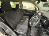 運転席は大きな座面と包み込むような背もたれが身体全体を支えます。上質なシートを採用し長時間の運転やコーナーの多い道も快適です。座ったときの頭上スペースも余裕たっぷりでロングドライブも楽チンです♪